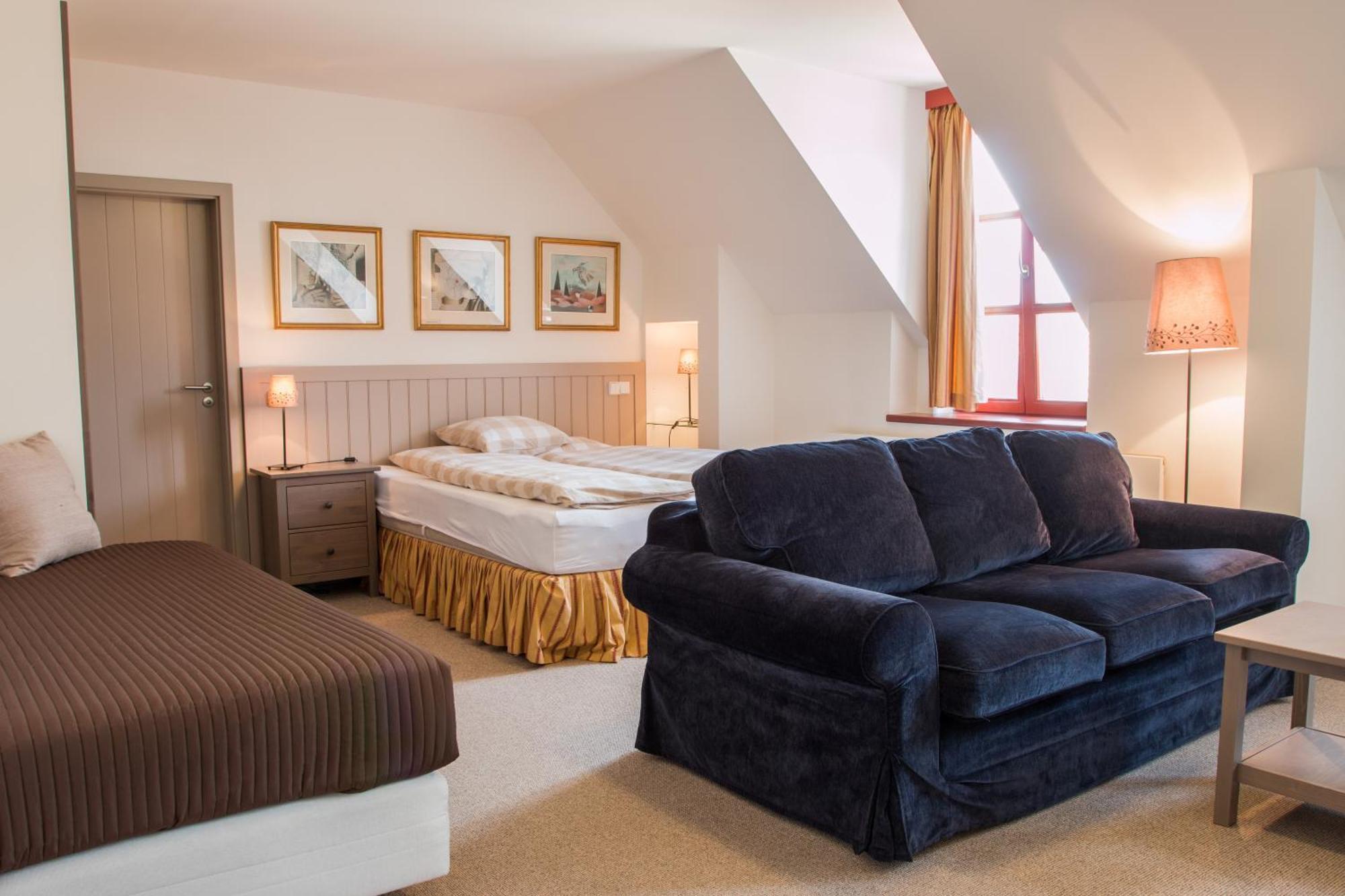 Hotel Dvur Hoffmeister Velke Cicovice Room photo