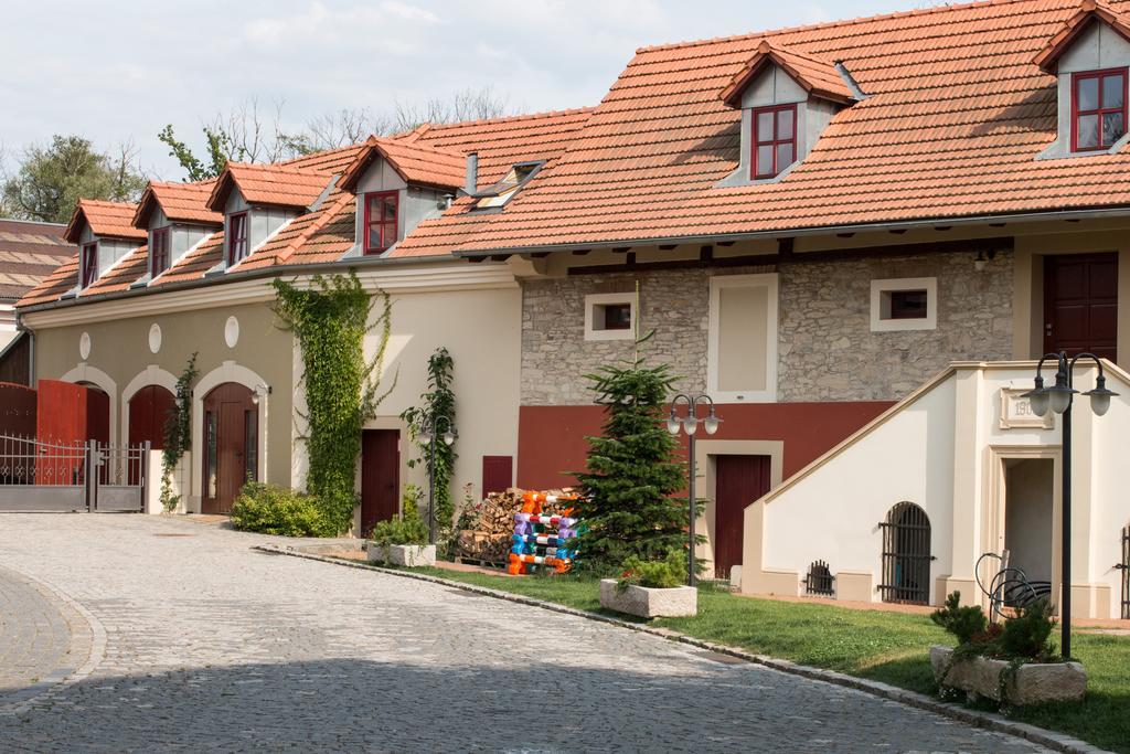 Hotel Dvur Hoffmeister Velke Cicovice Exterior photo