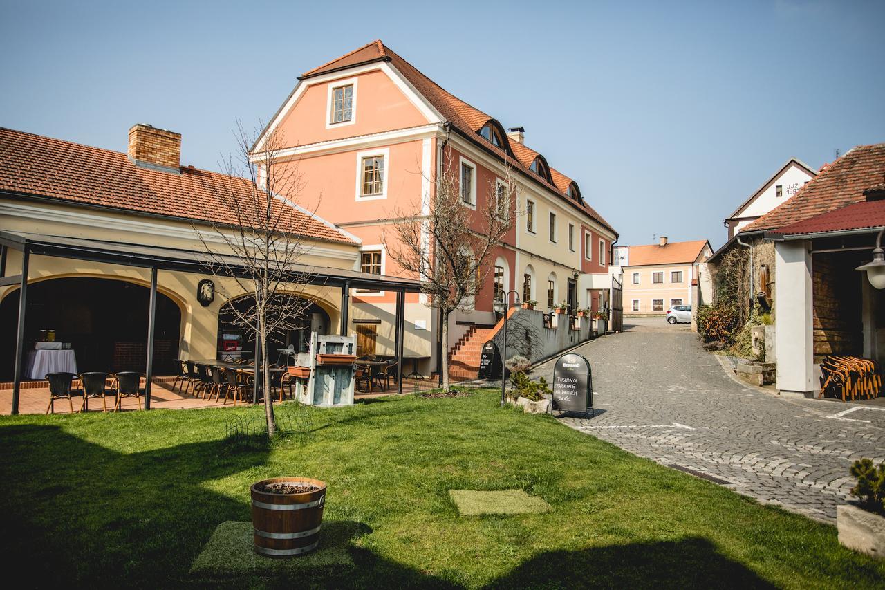 Hotel Dvur Hoffmeister Velke Cicovice Exterior photo