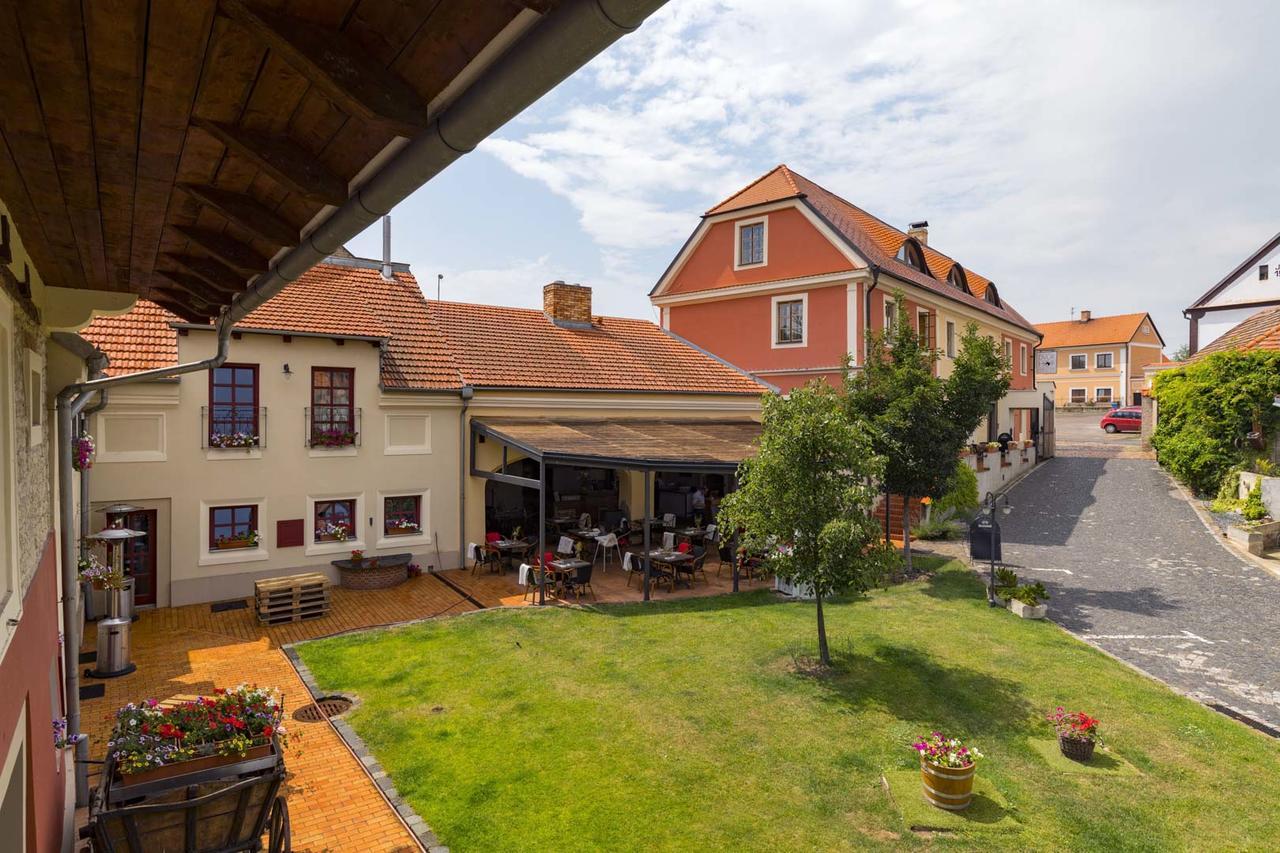 Hotel Dvur Hoffmeister Velke Cicovice Exterior photo