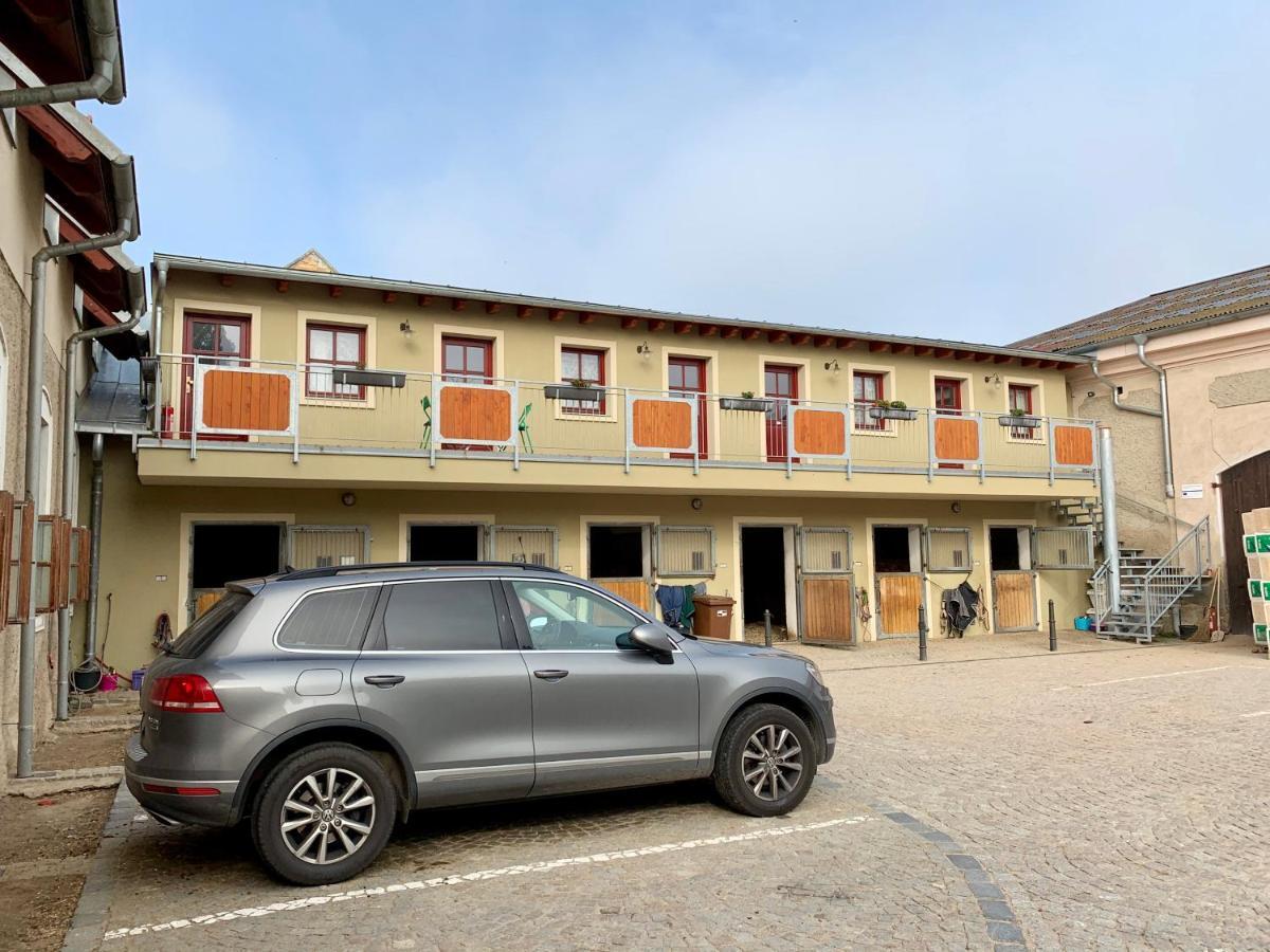 Hotel Dvur Hoffmeister Velke Cicovice Exterior photo