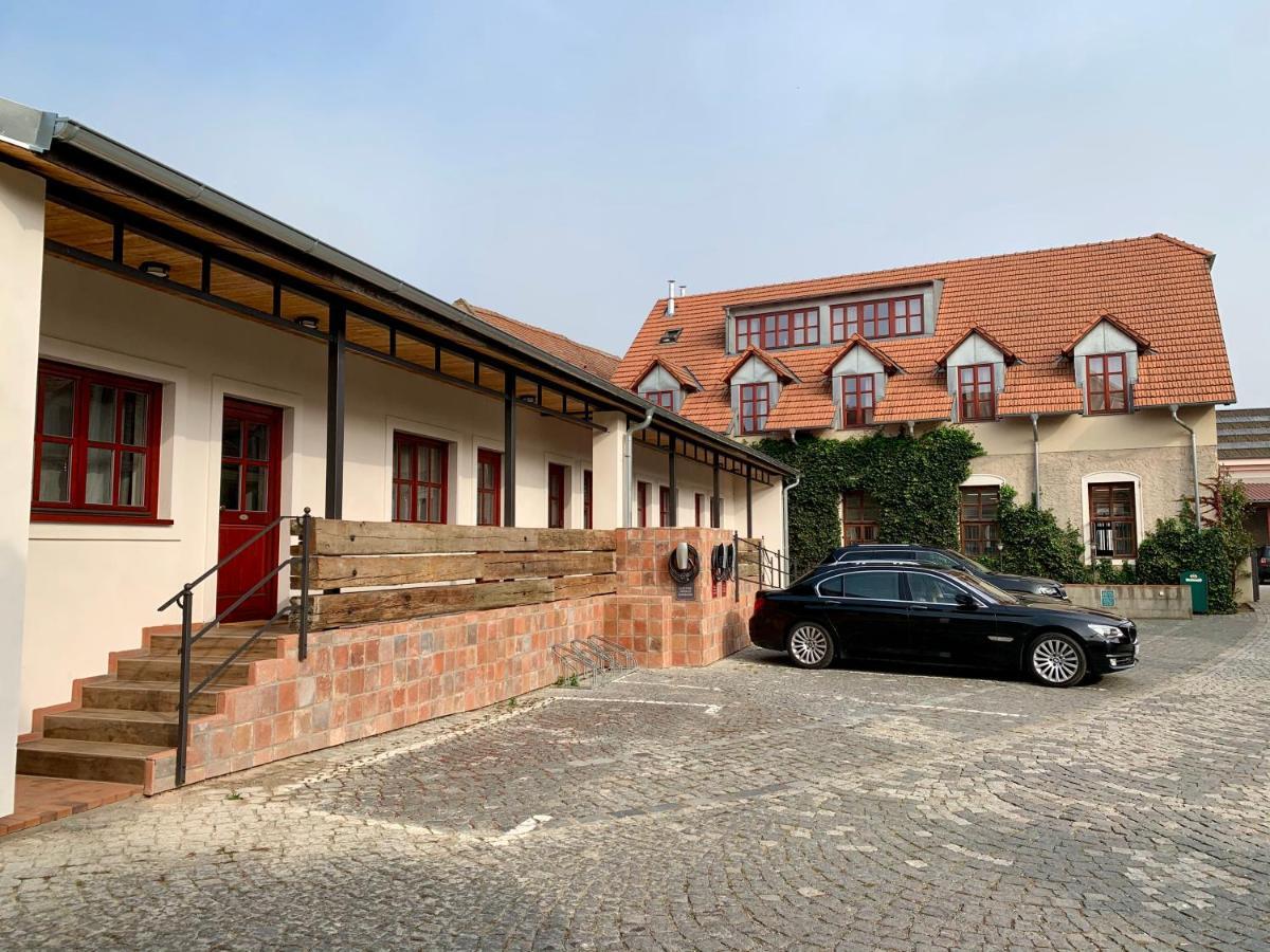 Hotel Dvur Hoffmeister Velke Cicovice Exterior photo