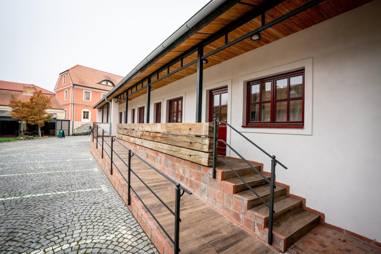 Hotel Dvur Hoffmeister Velke Cicovice Exterior photo